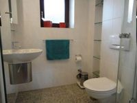 Bad mit Fenster / Dusche / WC Spiegelschrank, F&ouml;hn, Waage